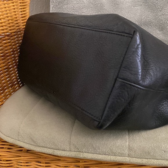 Vince Camino very soft black leather handbag. - Picture 6 of 14